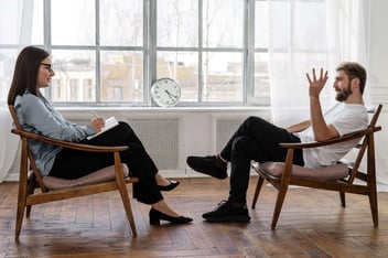 Base de connaissance et Symétrie des Attentions